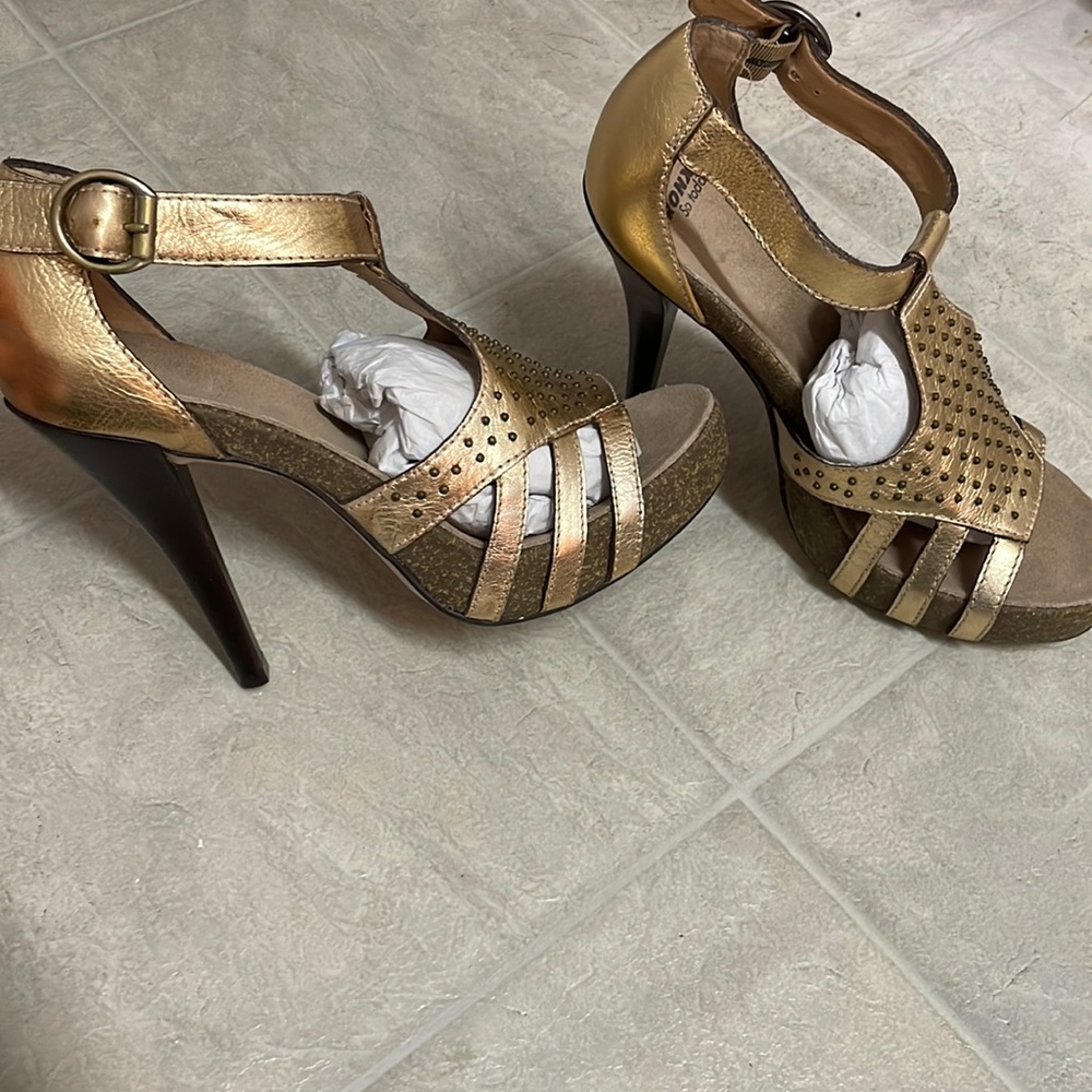 Bronx metallic heels, never worn